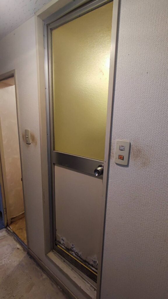 交換前のマンション浴室開き戸