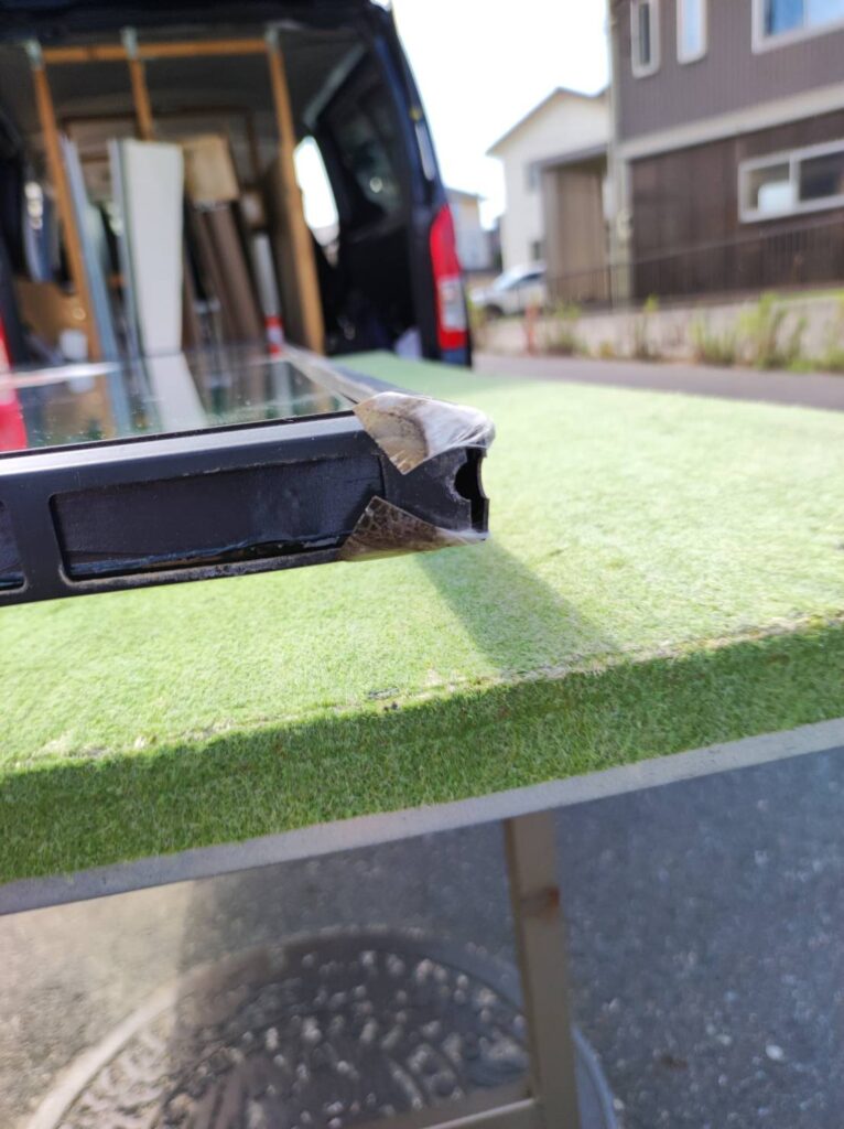 粘着力が弱くなった既存グレチャンの接着テープ