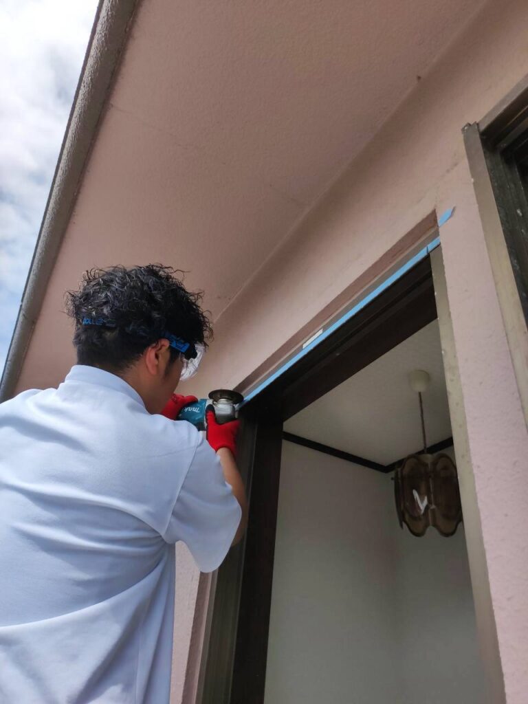 カバー工法で既設ルーバー窓を撤去する作業