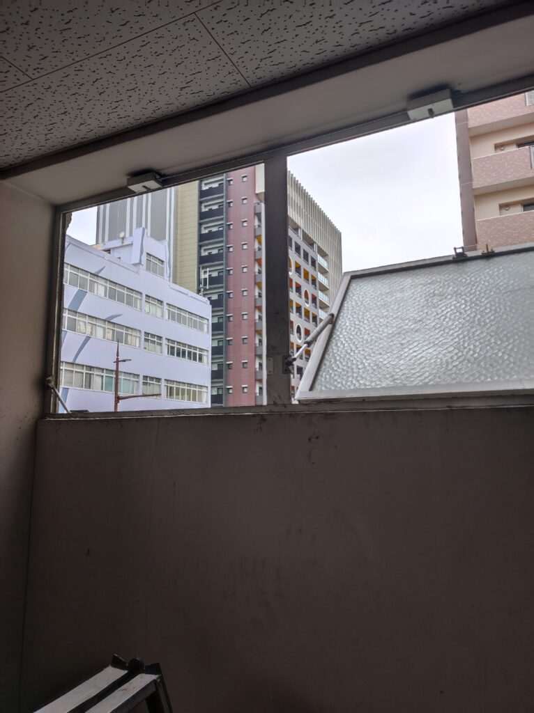 下関市で割れた外開き窓の網入りガラス