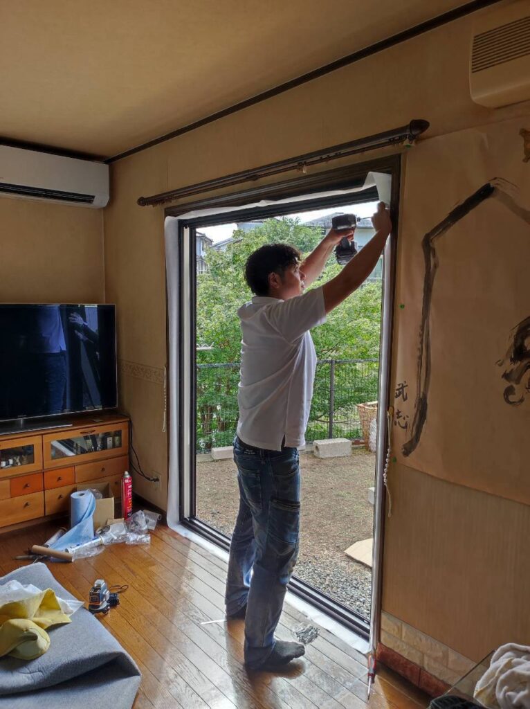 下関市で交換前の古い窓サッシを確認する