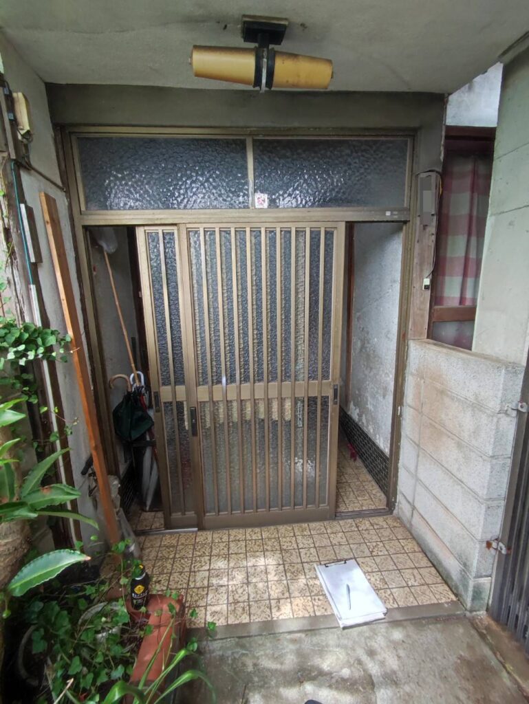 下関市でランマ付き玄関引戸をLIXILリシェントへ交換する前