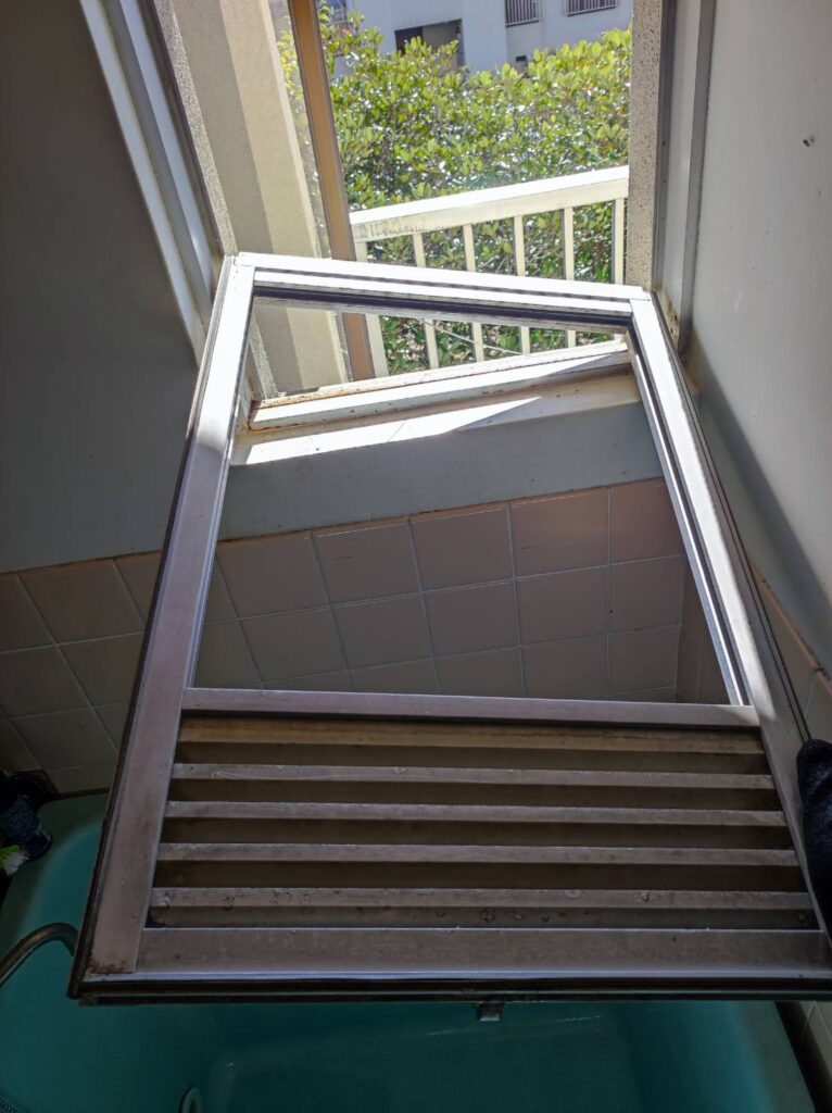 内倒し窓を外す