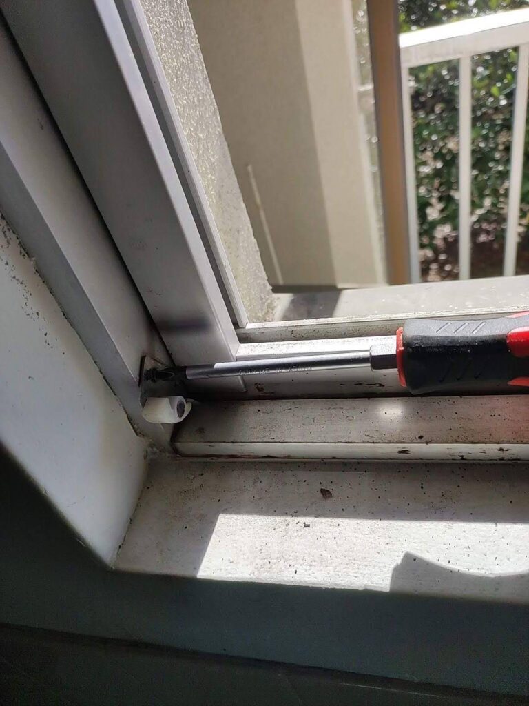 内倒し窓ストッパー外す