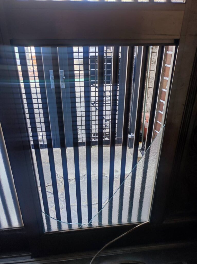 玄関引戸かすみガラス割れ