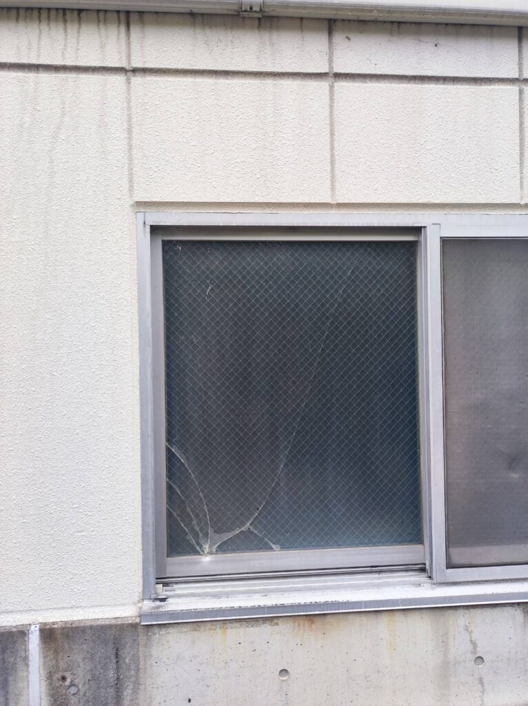 霞ワイヤーガラス割れ