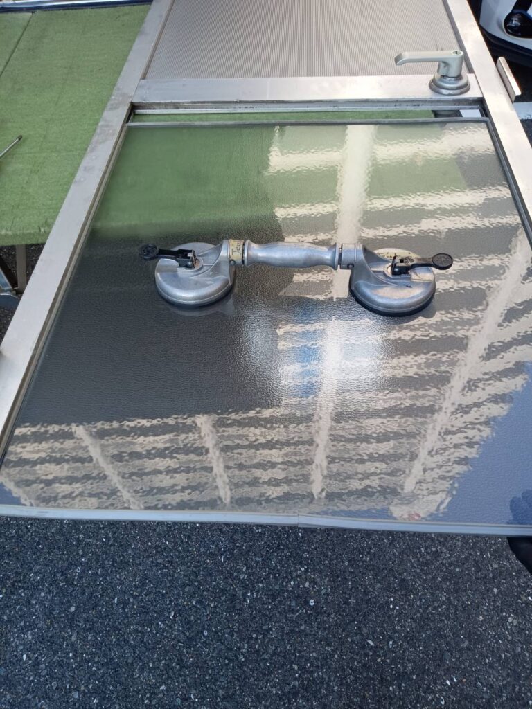 ガラスをドア枠にスライドして入れ込む