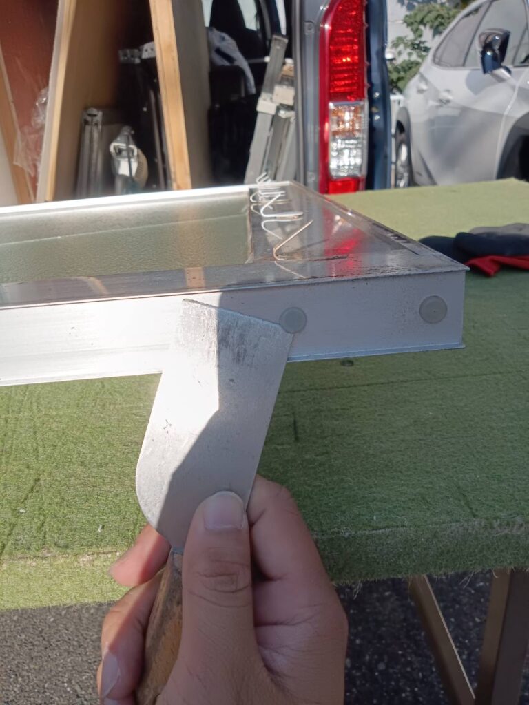 ビス隠しキャップをとる