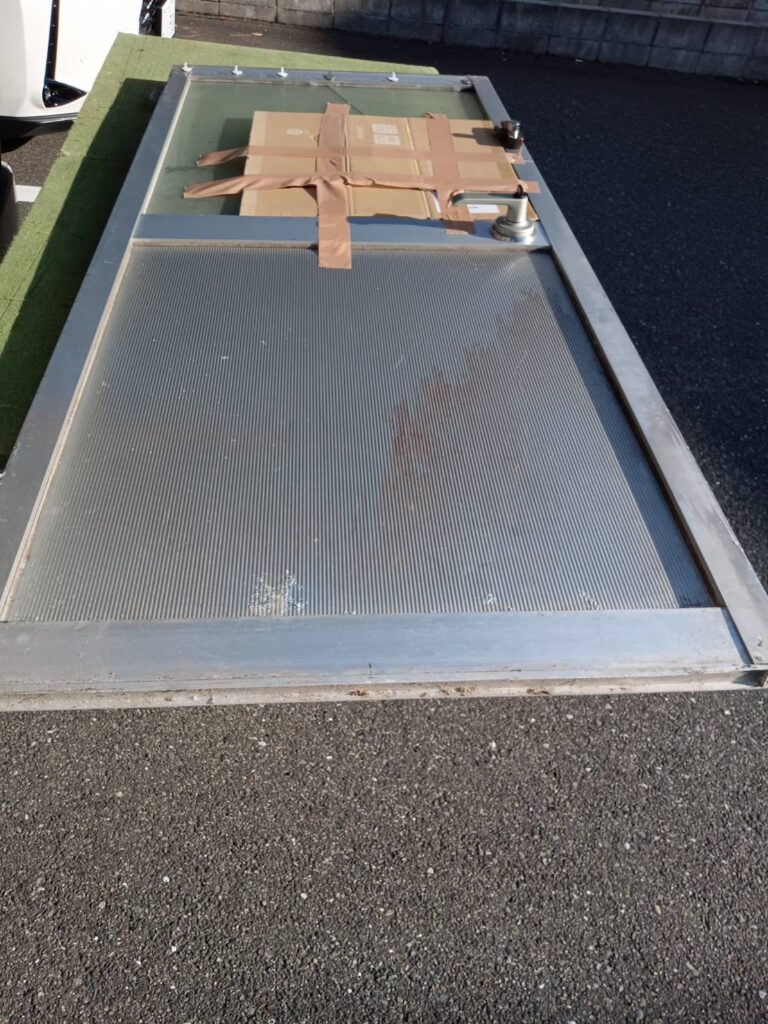 勝手口ドアを外す