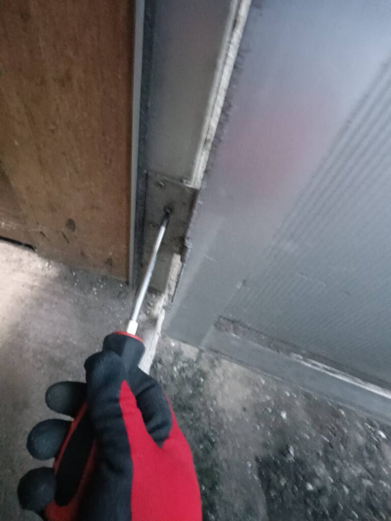 勝手口ドアを吊り込む