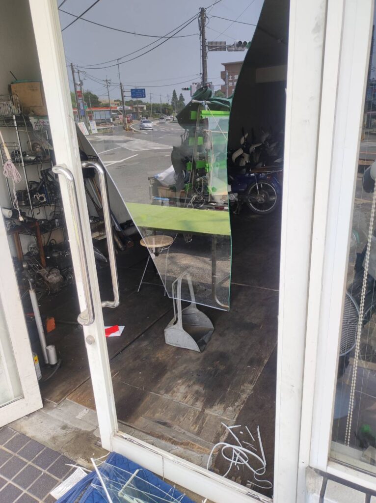店舗ガラス割れ
