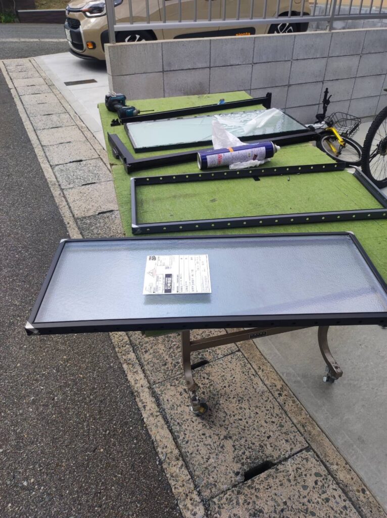 分解した勝手口ドア障子ガラス