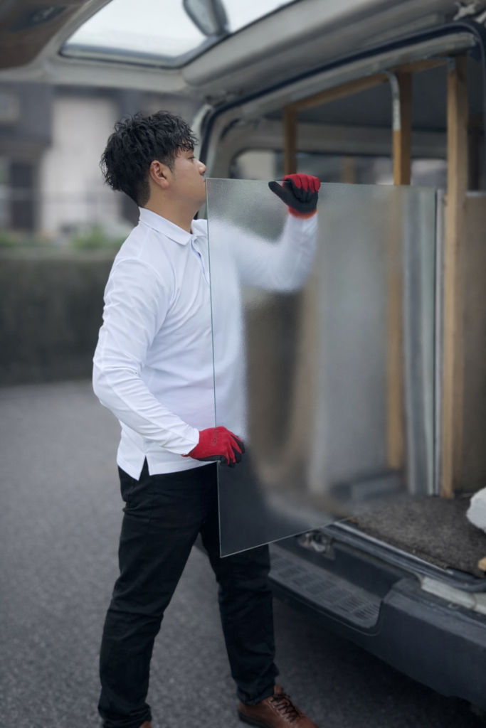 MADOSUKEガラス店 代表 寺川幸希 作業風景