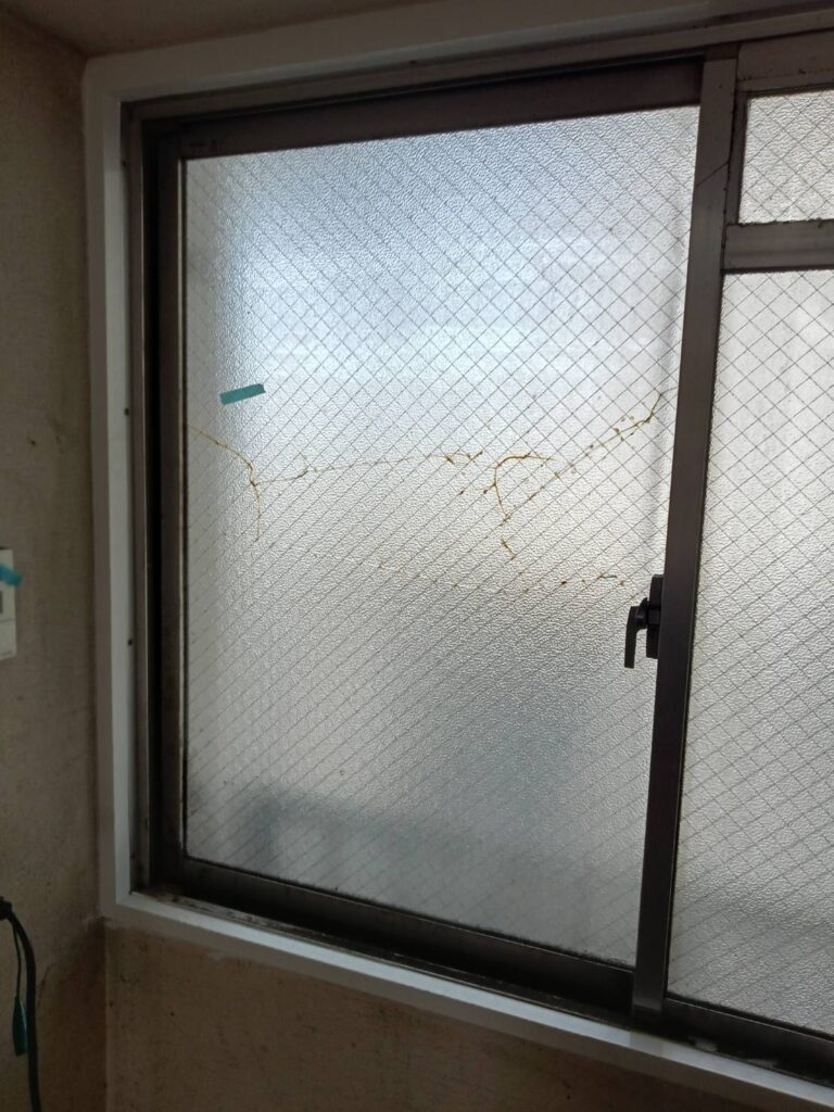 網入りガラスのサビ割れ