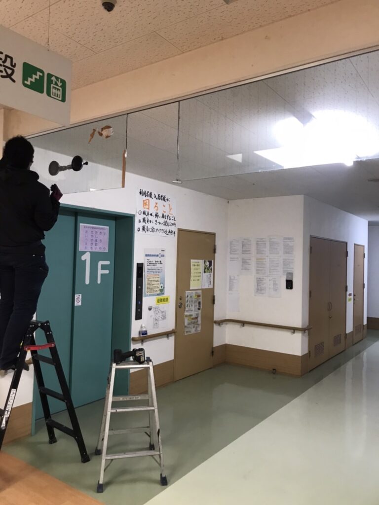 古い網入りガラス交換