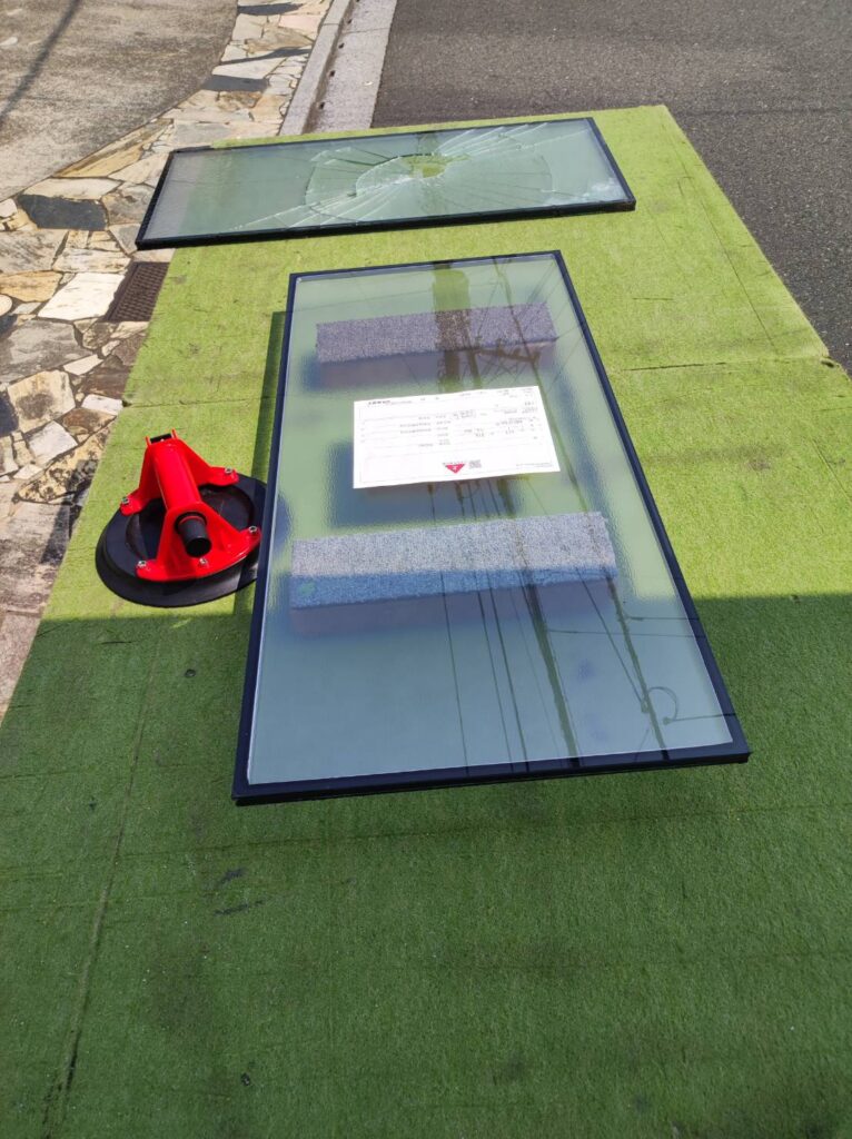 ペアガラス交換作業の様子