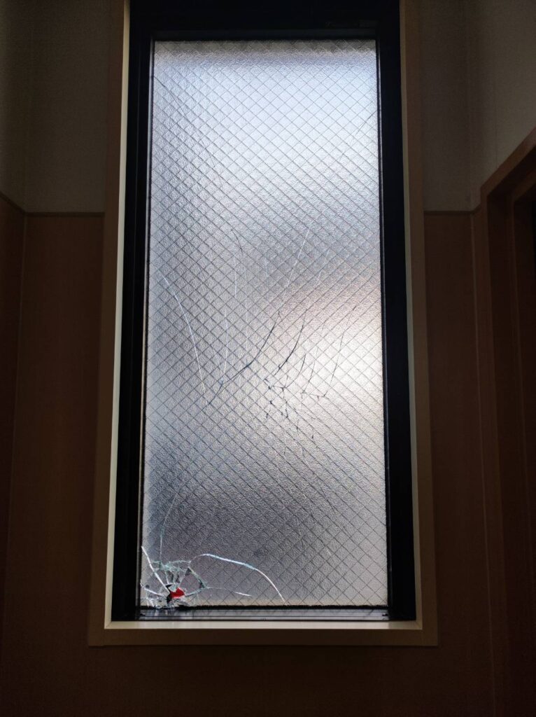 網入りガラスの衝撃割れ