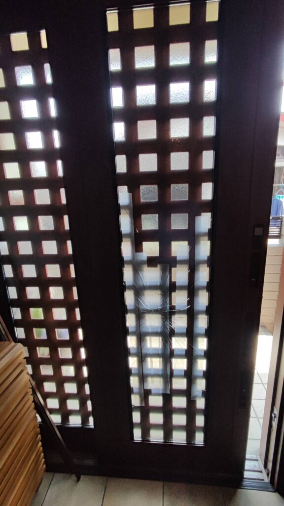 玄関引き戸 ペアガラス取り外し準備