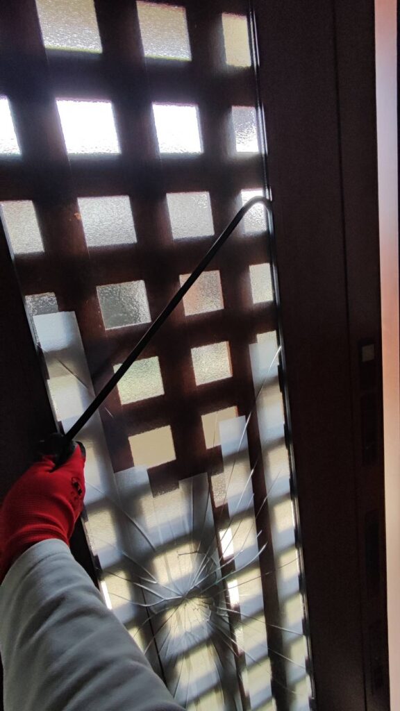 LIXIL玄関引き戸 ペアガラス交換 押しビード取り外し