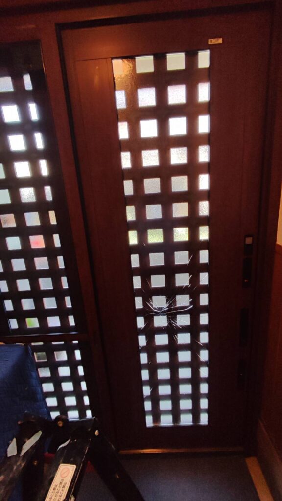 宇部市玄関引き戸ペアガラス修理 現地調査