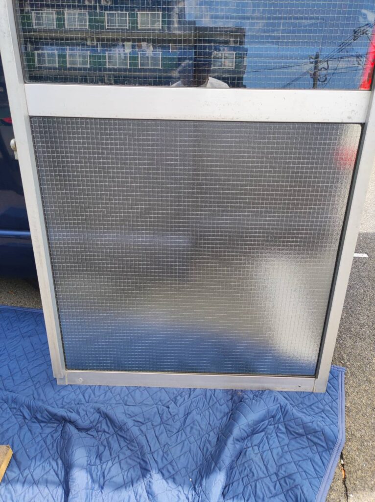 クロスワイヤー網入りガラス