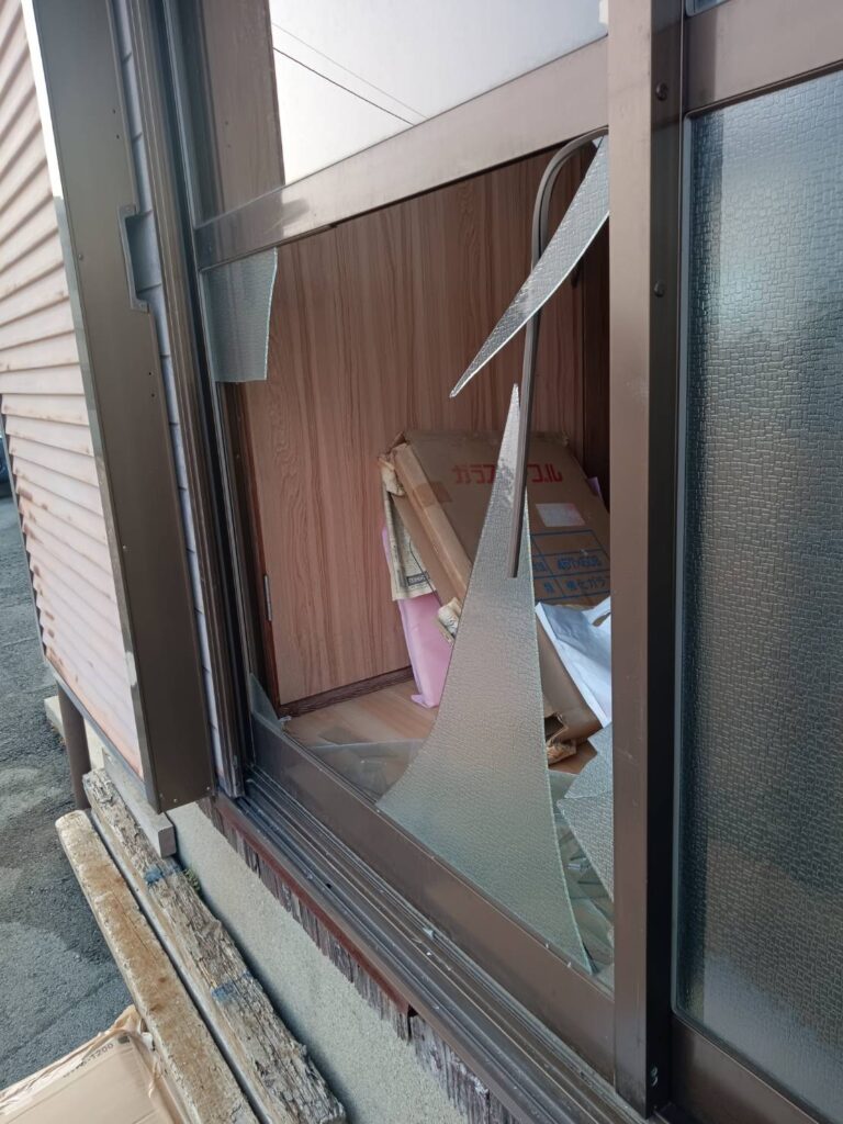 山口市阿知須 掃き出し窓ガラス割れ施工前
