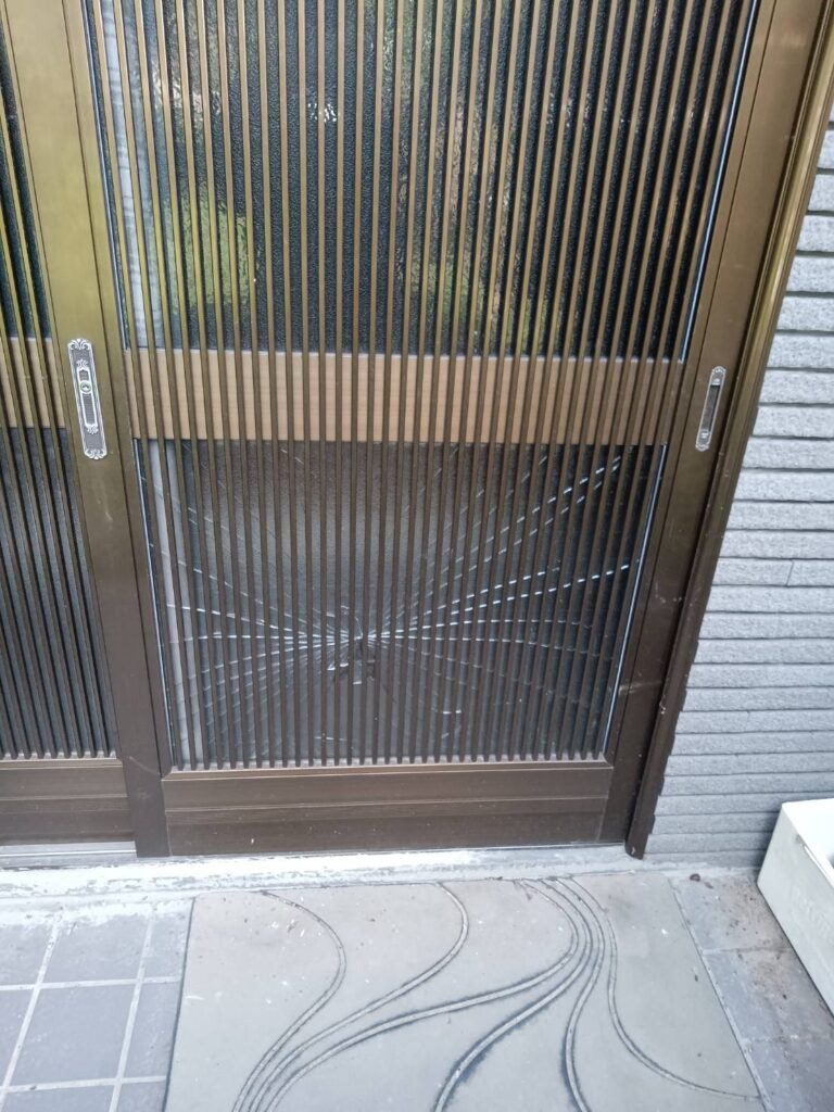 山口市嘉川 玄関引き戸ガラス修理施工前