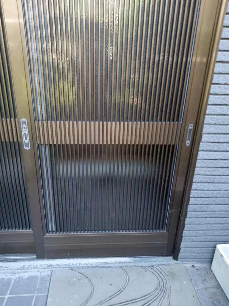 山口市嘉川 玄関引き戸ガラス修理施工後