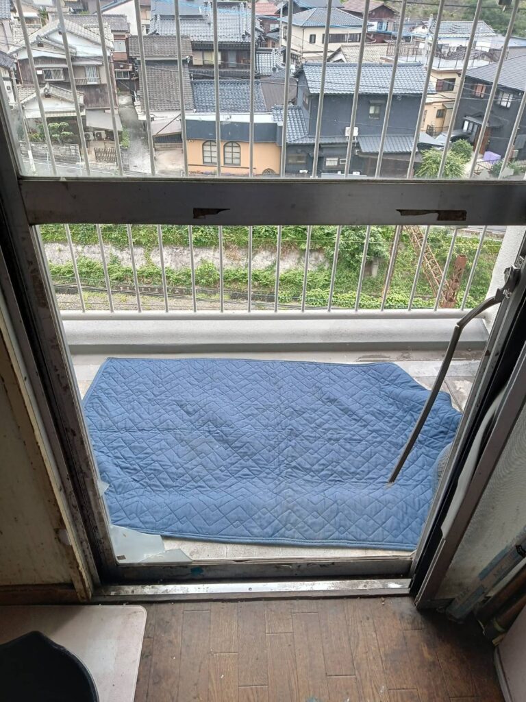 山口市嘉川 掃き出し窓すりガラス修理施工前