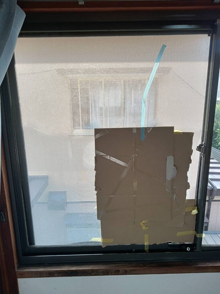 山口市嘉川 透明ガラス5mm修理施工前