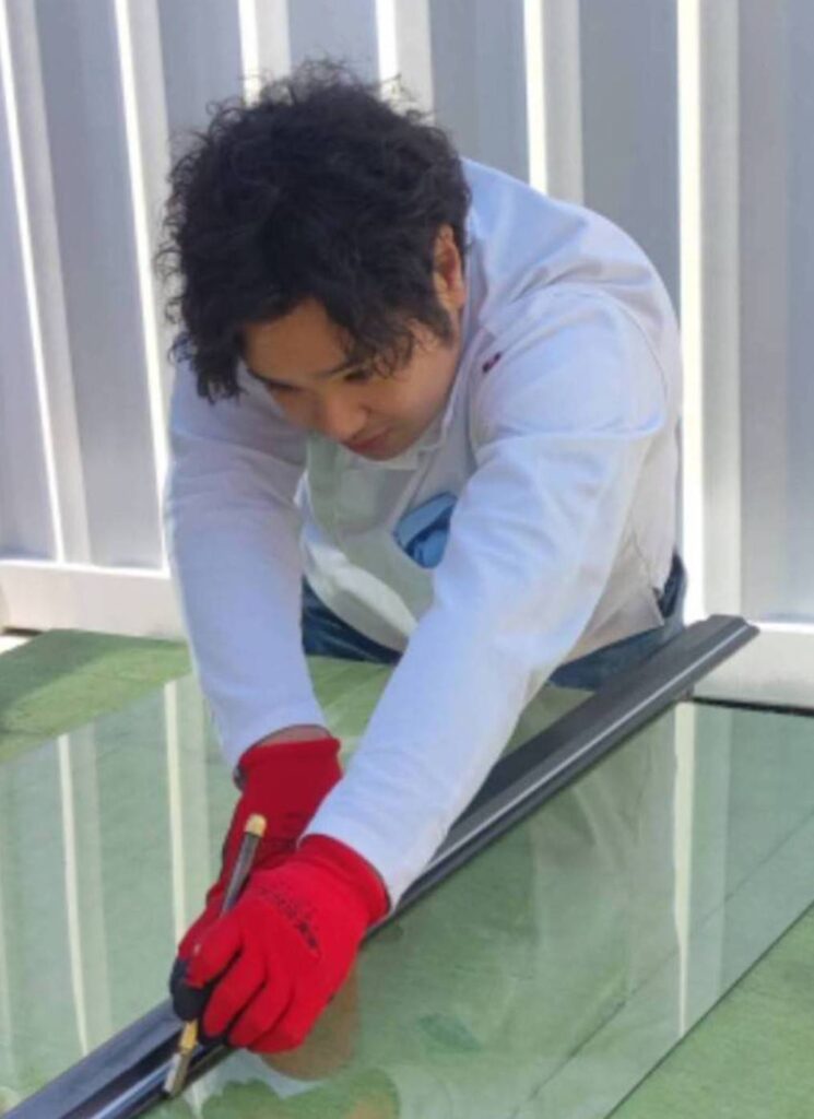 MADOSUKEガラス店 代表 寺川幸希 作業風景