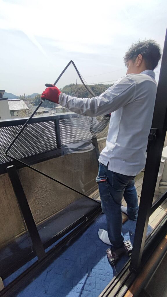 既存ガラスの取り外し作業