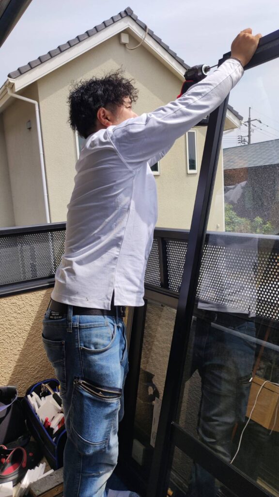 ベランダ上での窓枠分解作業