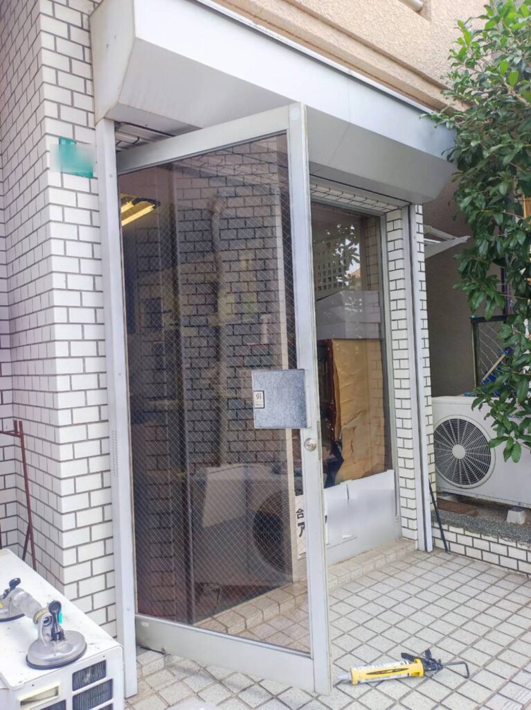 宇部市の遮熱フィルム付き網入りガラス交換完了