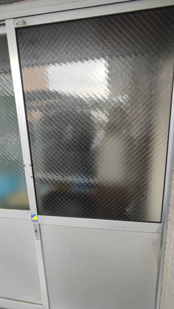 美祢市大嶺町東分の施設出入口引き戸の網入りガラス交換完了後