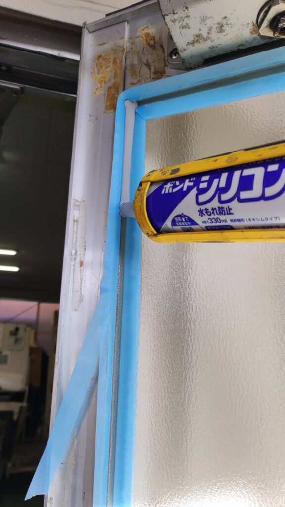 ガラス交換時のコーキング打設作業