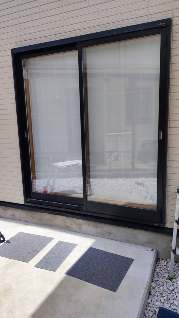 宇部市野原で掃き出し窓のペアガラス交換が完了した様子