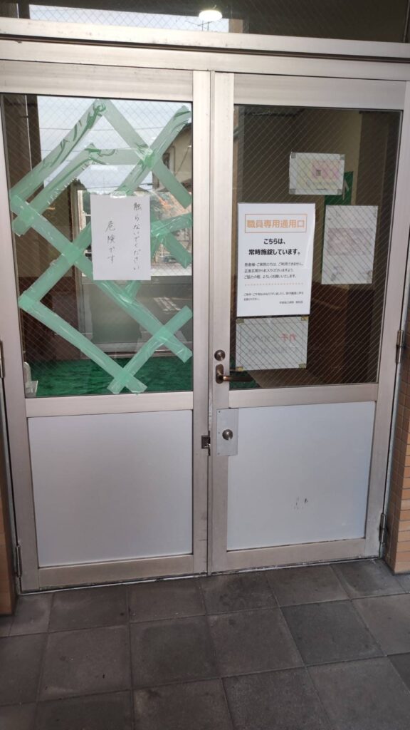 宇部市五十目山町の病院施設 出入口ドアの透明網入りガラス破損状況