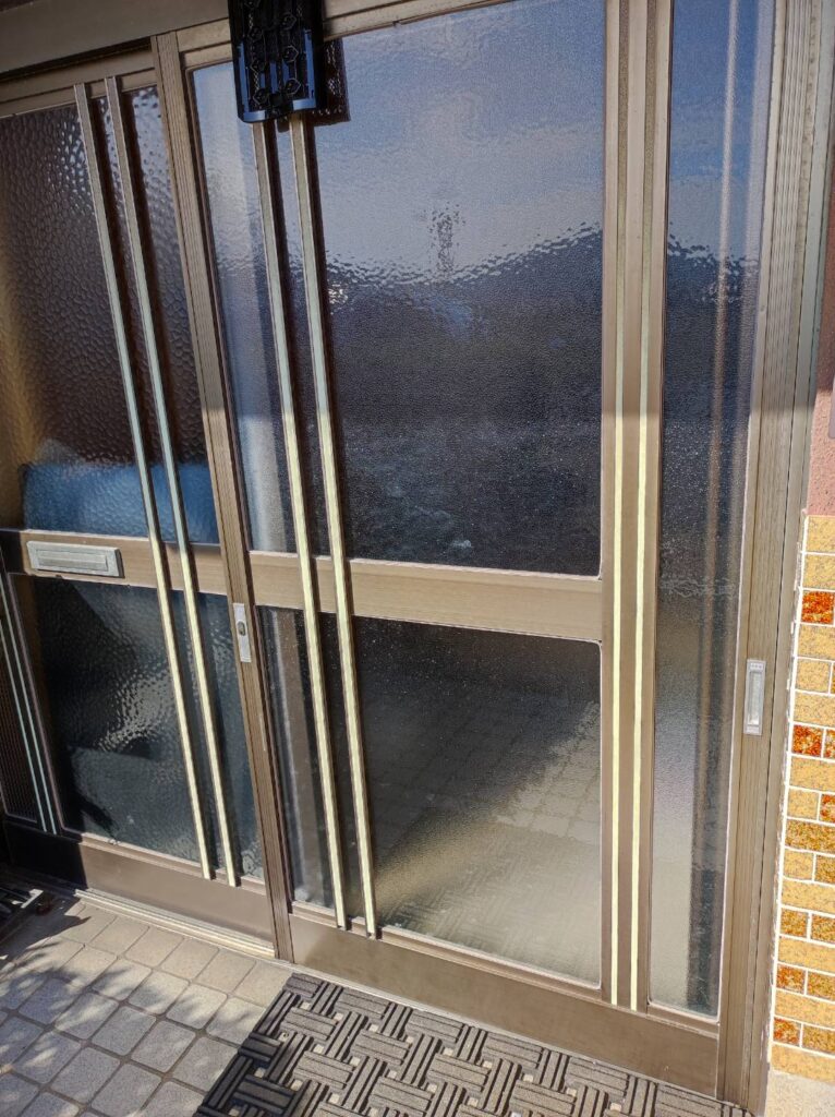 宇部市で玄関引戸の型板ガラスを交換した施工後写真