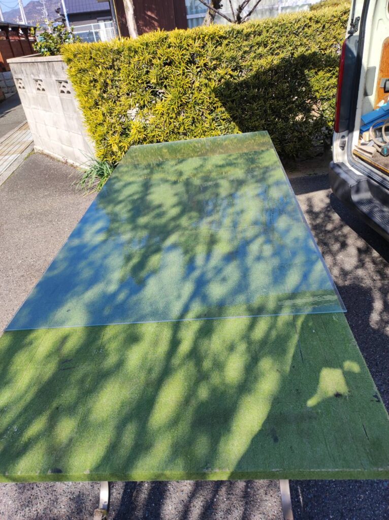 交換用に用意した型板ガラスの写真