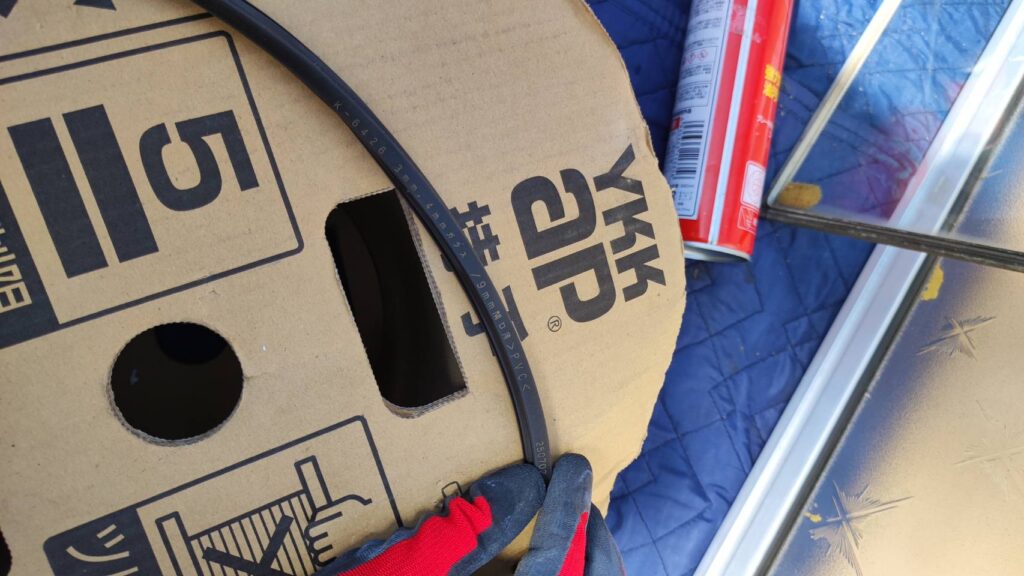 窓ガラスのパッキン交換に使用する新しいグレチャン