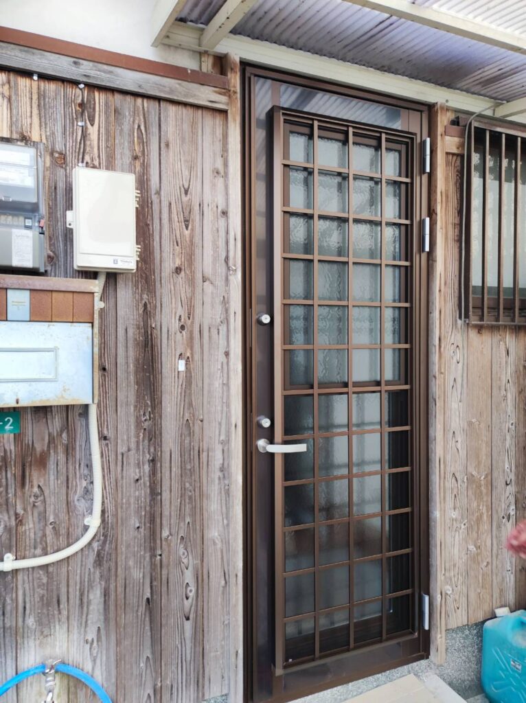 宇部市で通風機能付き勝手口ドアへ交換した後