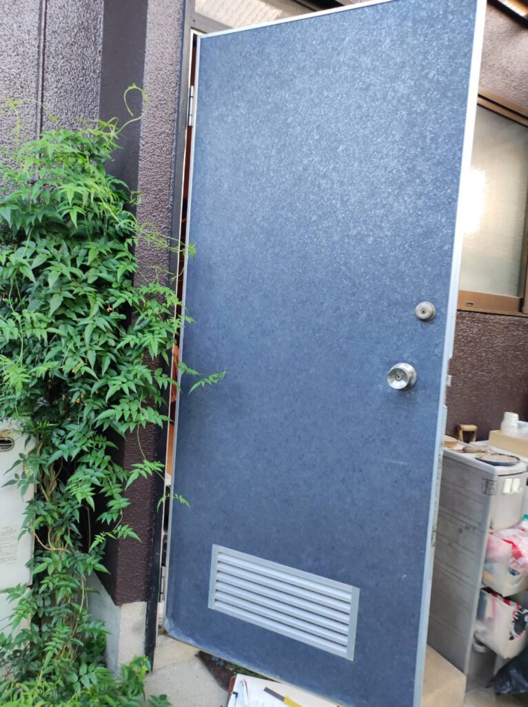 宇部市でガラリ付きの古い勝手口ドアを交換する前