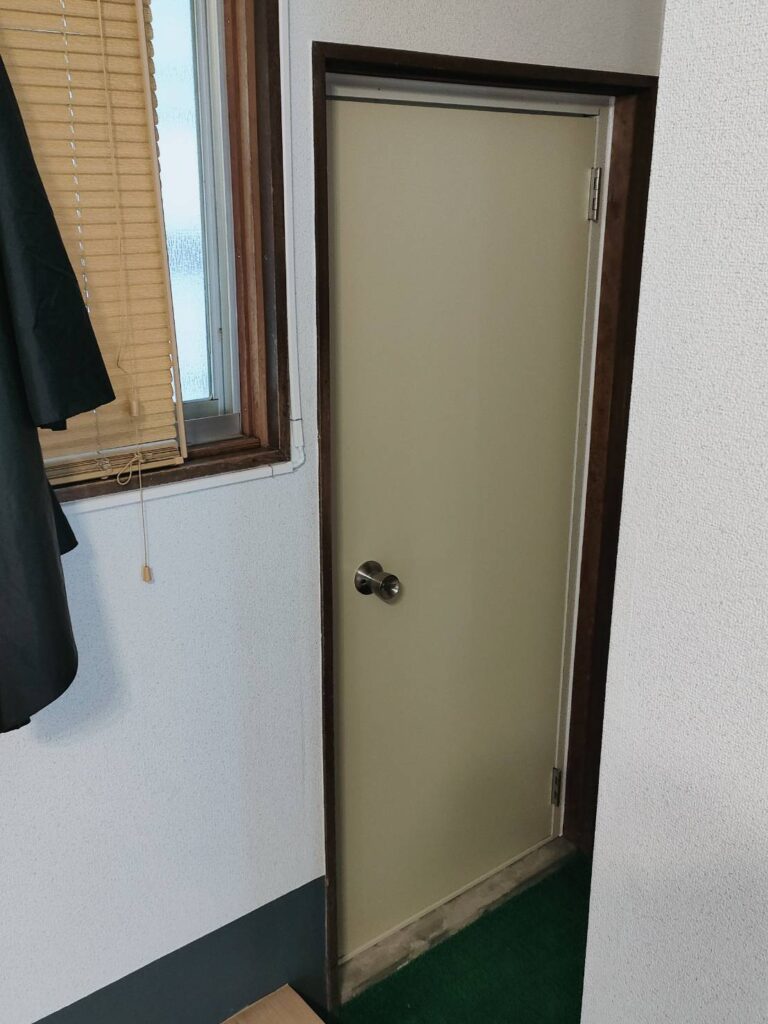 宇部市でガラス面の少ないフラッシュ勝手口ドアへ交換した後