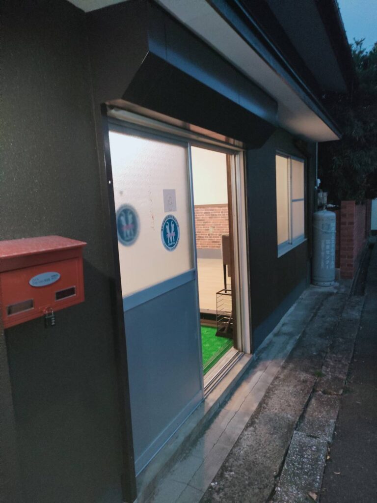 宇部市で店舗引戸を断熱土間引き戸に交換する前