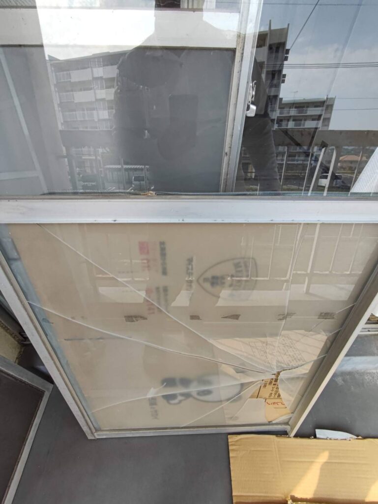 宇部市ですりガラスのひび割れを確認するMADOSUKEガラス店