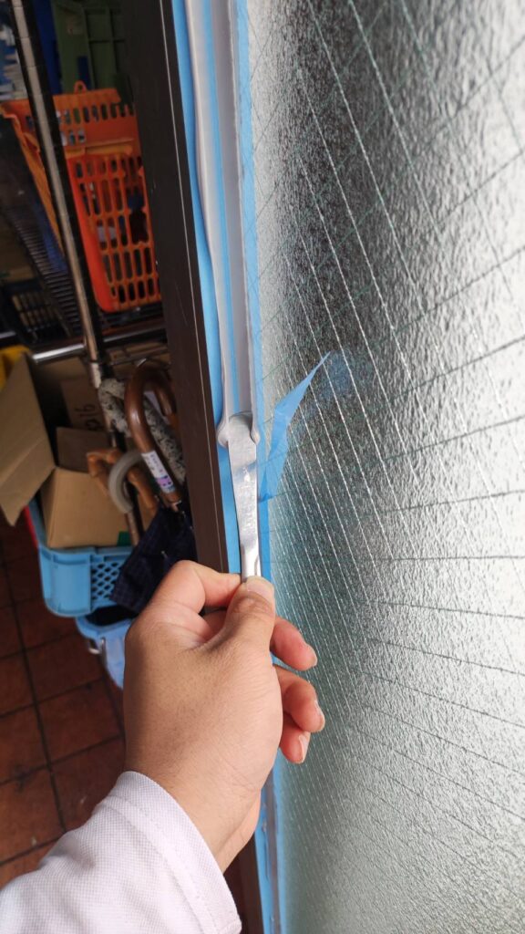 宇部市でガラス交換時にコーキングをヘラで押さえて仕上げるMADOSUKEガラス店