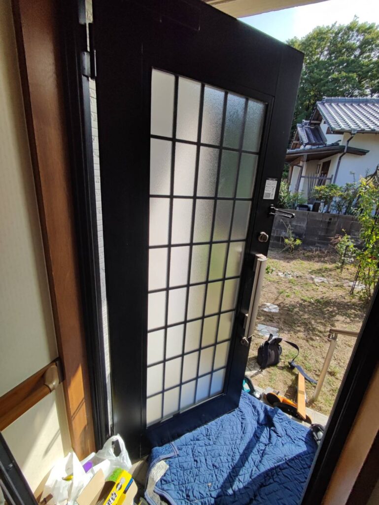 玄関ドア型板ガラスの交換