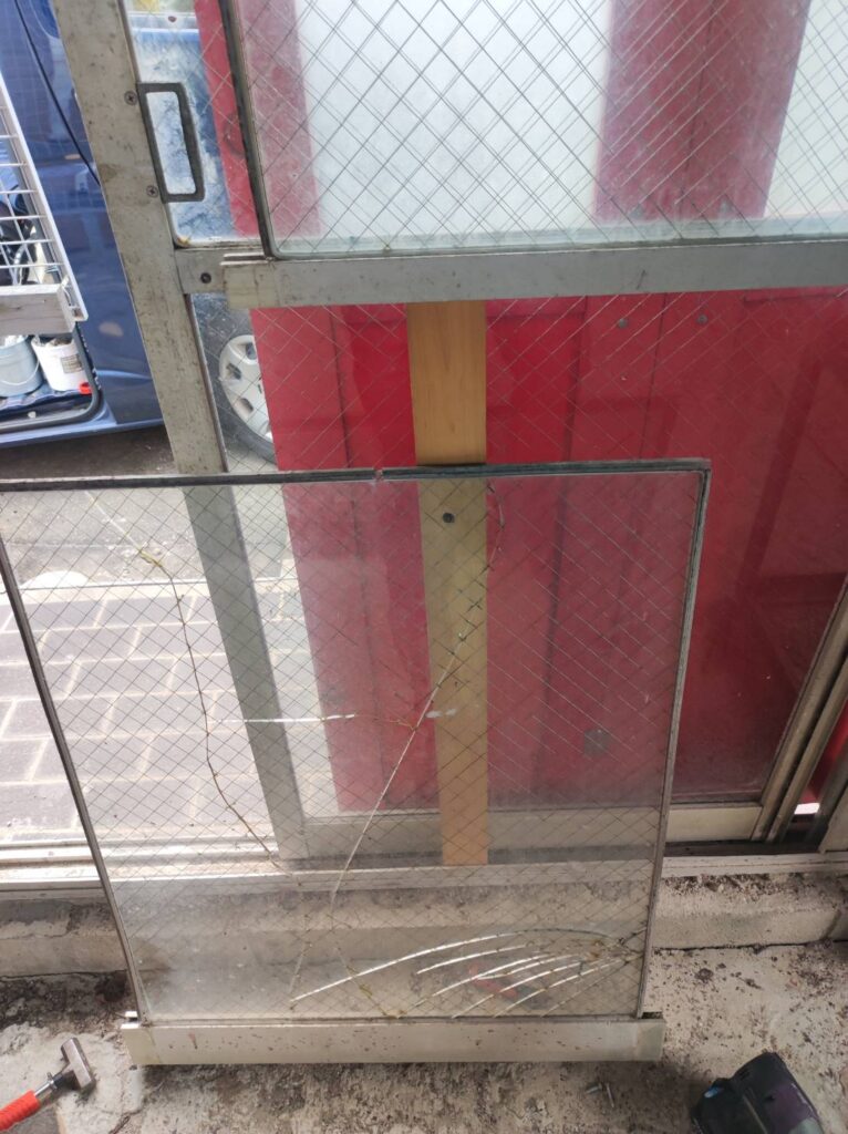 美祢市で透明菱網入りガラスが割れた掃き出し窓