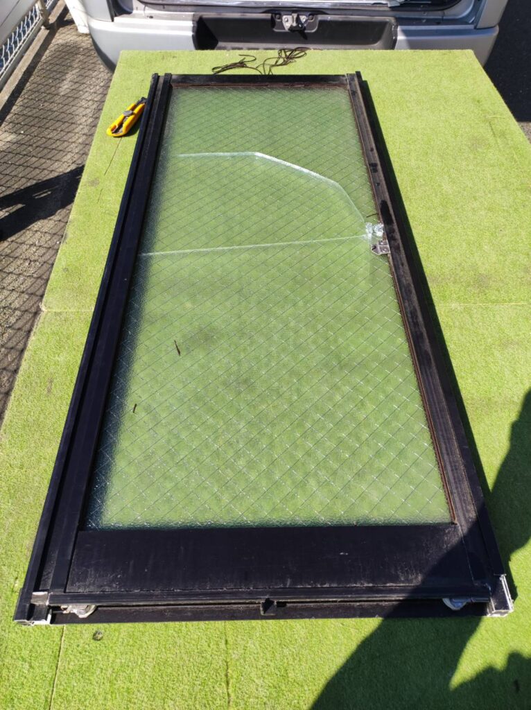 宇部市の面格子付き窓でヒビが入った型菱網入りガラス